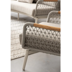 Bizzotto Loungesofa Sessel Eulero mit Holzarmlehnen und grauem Geflecht im modernen Design.