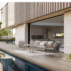 Modernes Loungesofa Eulero von Bizzotto auf eleganter Terrasse mit Seeblick und zeitgenössischer Architektur.