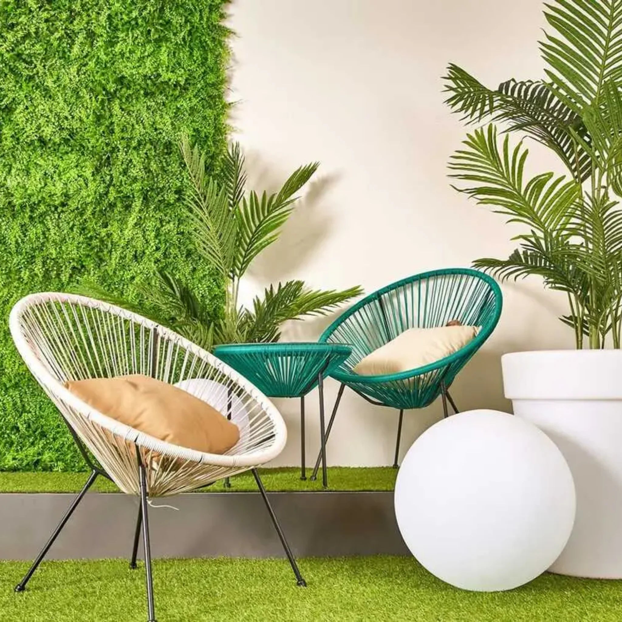 Gartensessel Spaghetti Parker - modernes Design mit Kunstfasern in Weiß und Grün auf grünem Rasen