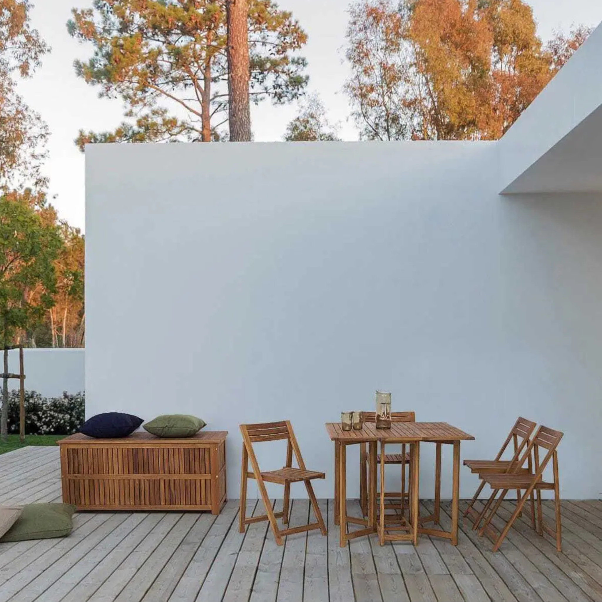 Gartenmöbel Set Noemi 5-teilig aus Akazie - Tisch, Stühle und Aufbewahrungsbox auf Terrasse