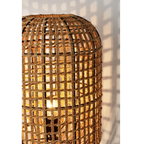 Bizzotto Stehlampe Malabo: Handgefertigte Flechtlampe aus Naturmaterial mit geometrischem Muster und warmem Licht.