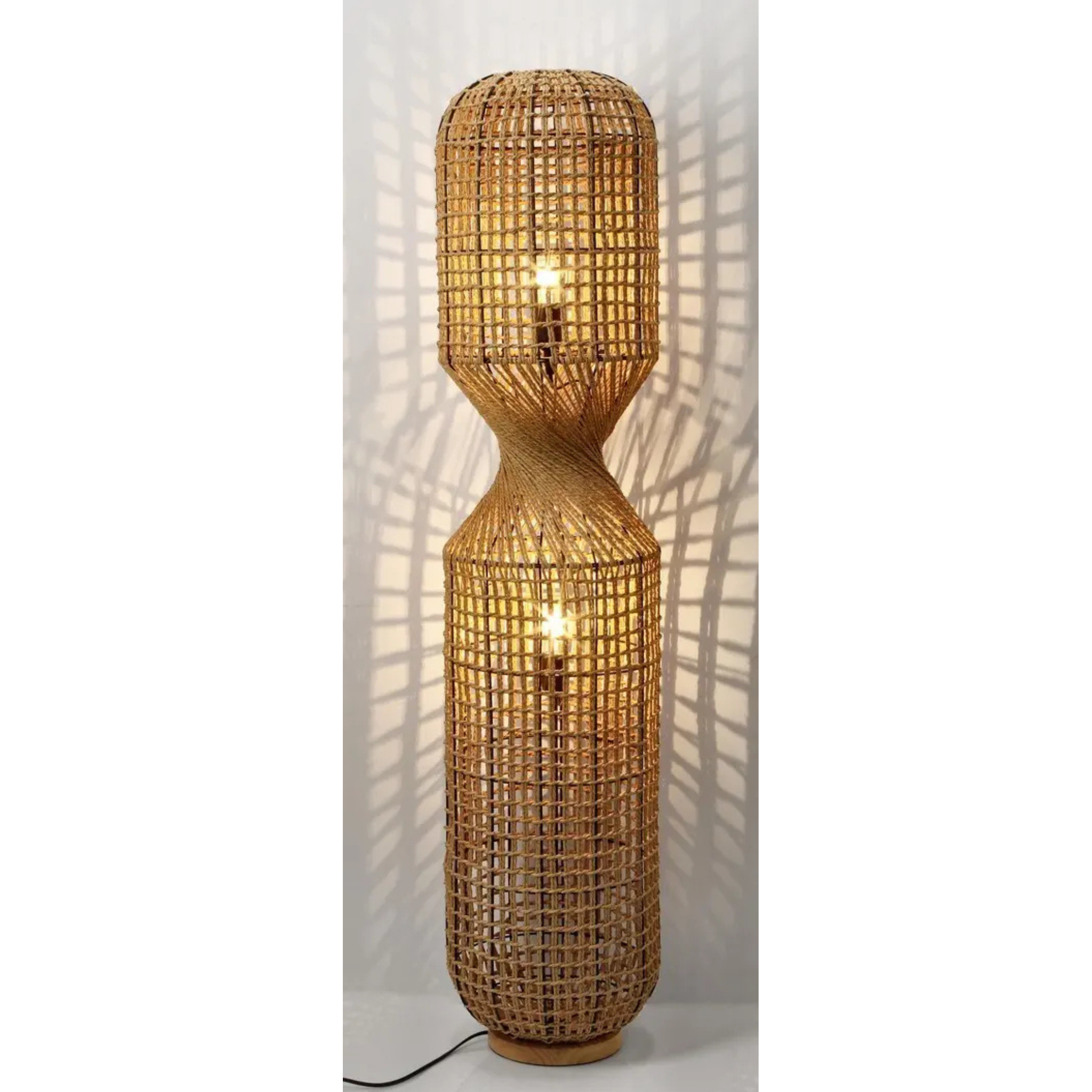 Bizzotto Stehlampe Malabo - Geflochtene Rattanleuchte mit Sanduhrform, elegante Bodenleuchte für stilvolles Wohnambiente.
