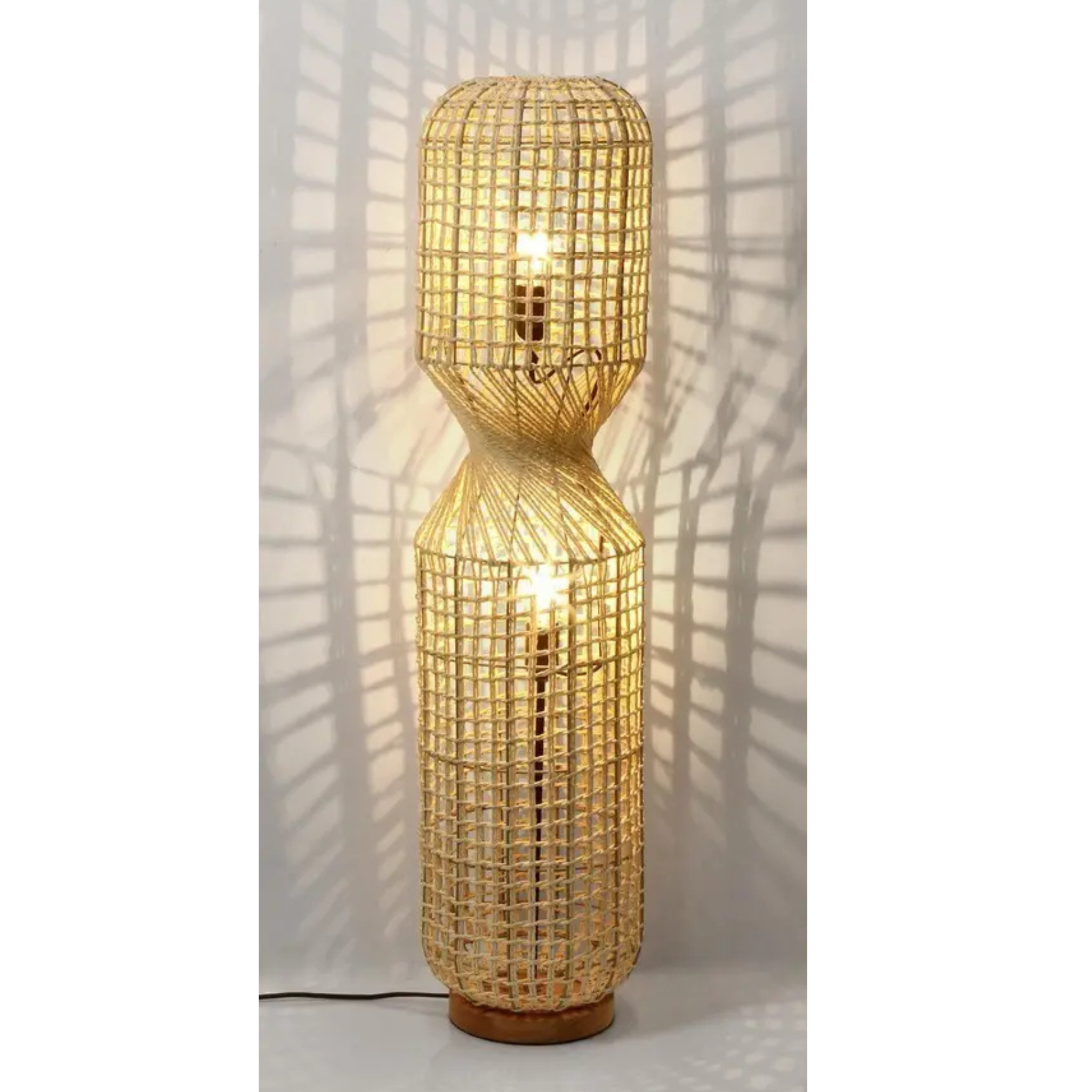 Bizzotto Stehlampe Malabo aus Rattan in Gold - moderne Designerleuchte für stilvolle Raumbeleuchtung