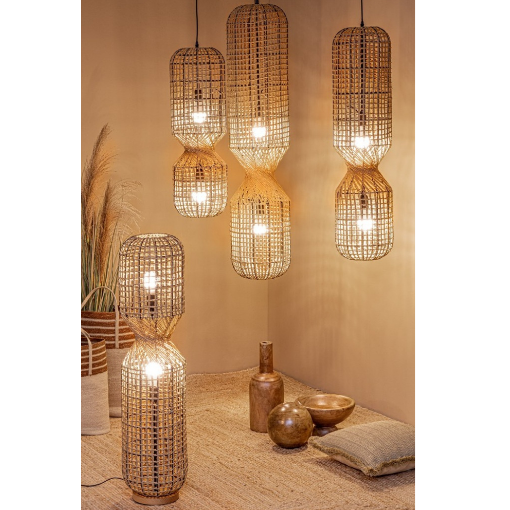 Bizzotto Stehlampe Malabo: Elegante Hängeleuchten & Stehleuchte aus Rattan in warmem Naturton für stilvolles Wohnambiente.