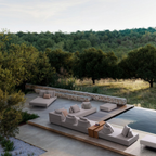 Bizzotto Doppelliege Viper hellgrau auf moderner Poolterrasse mit Natursteinmauer und Olivenbäumen