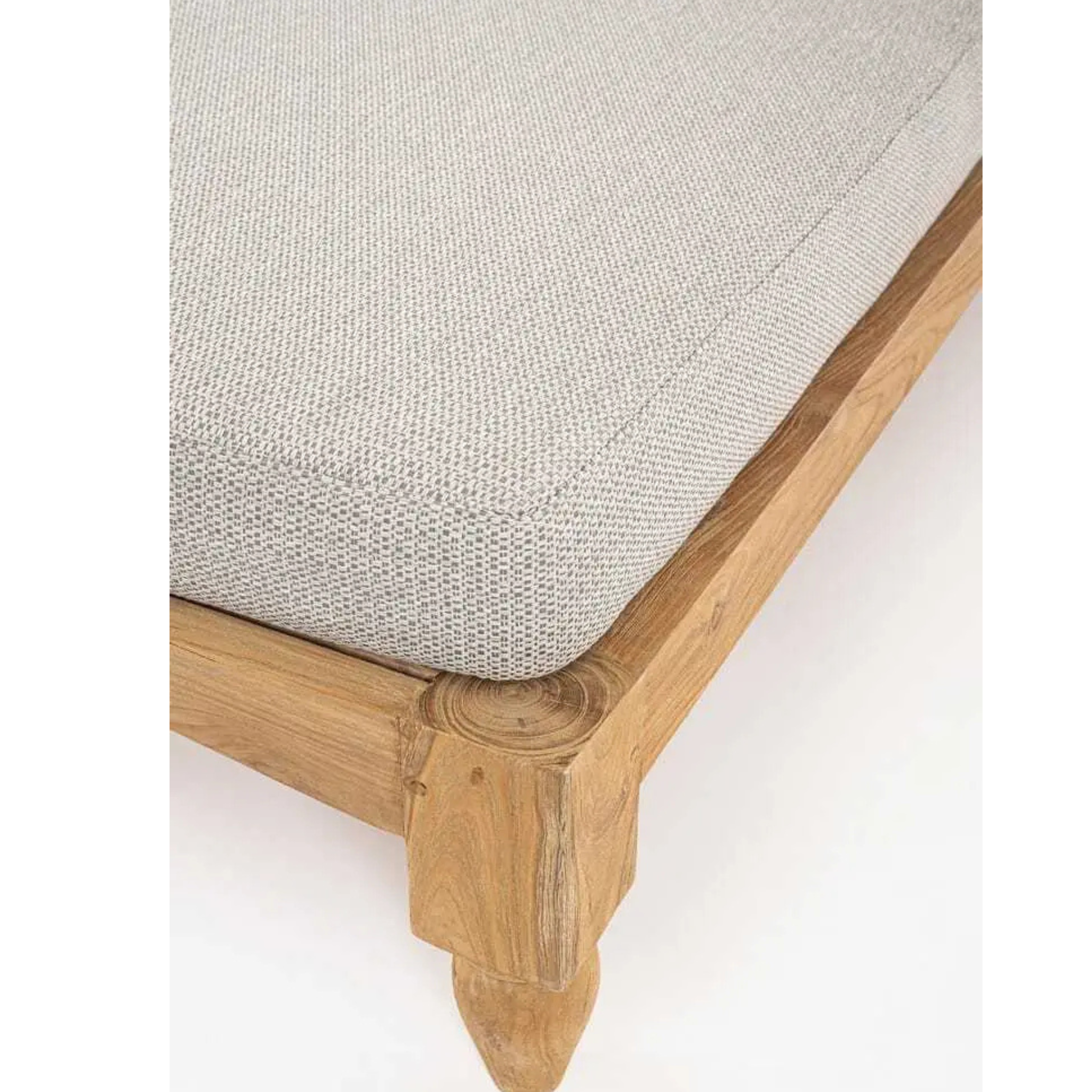 Bizzotto Daybed Bali Natur – Detailansicht Teakholzrahmen mit hellgrauem Polsterkissen