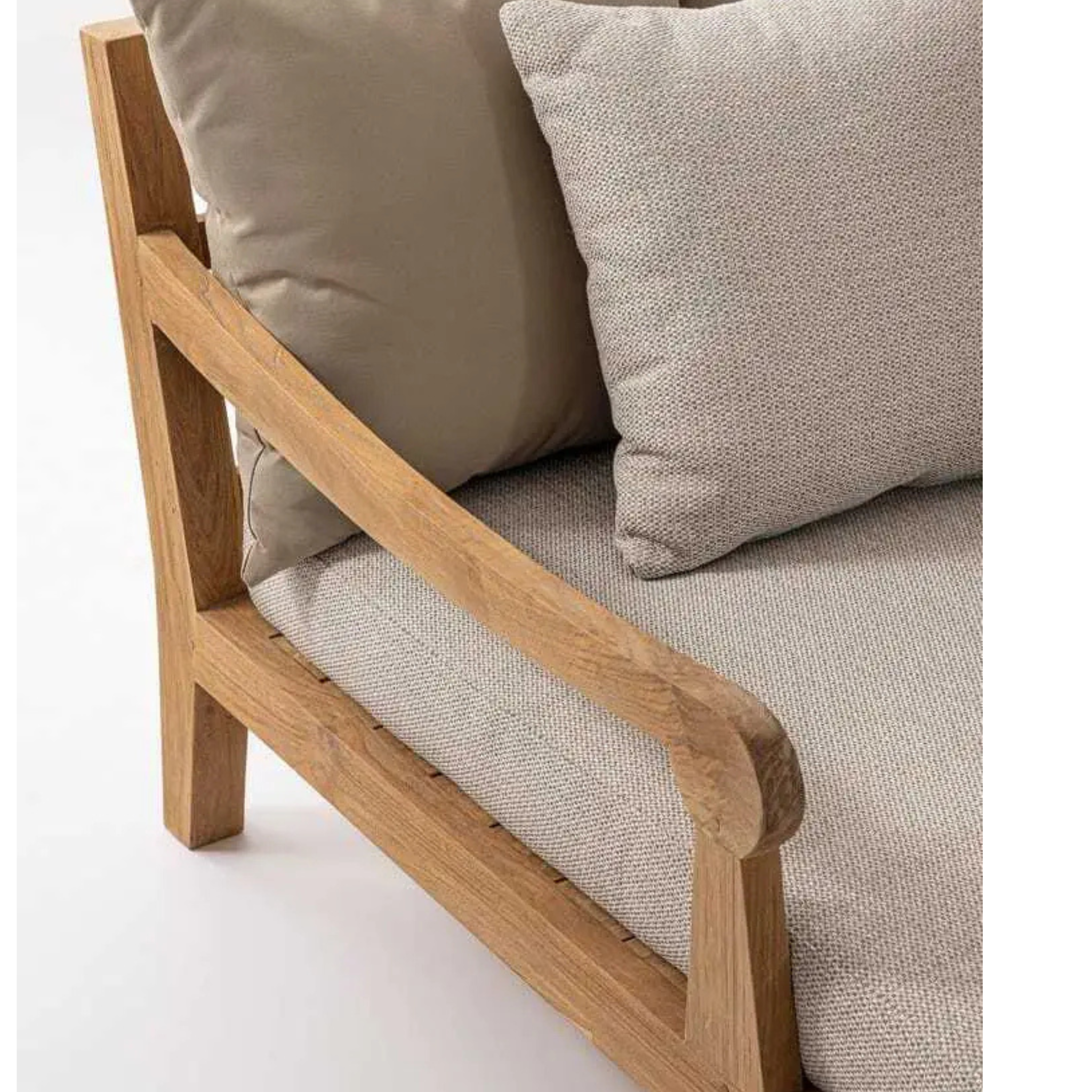 Bizzotto Daybed Bali Natur – Holzrahmen in Eiche mit beigen Polsterkissen, Detailansicht Armlehne