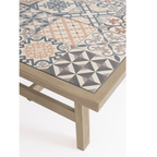 Bizzotto Eck-Gartenlounge Kalimera Timber mit geometrischem Fliesenmuster auf Tisch