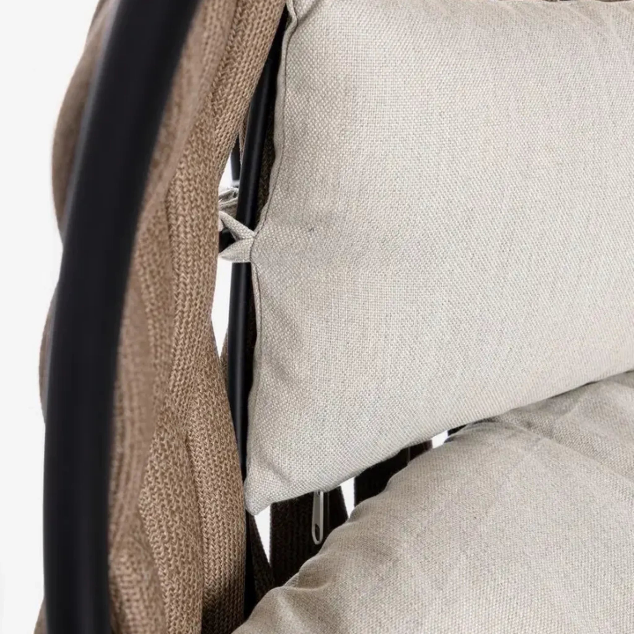 Hängesessel Galapagos Sand von Bizzotto - moderner Lounger mit Gestell und Kissen