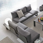 Bizzotto Eckgruppe Garten Konnor Anthrazit Lifestyle Nahansicht Ecksofa mit Deko-Kissen und Beistelltisch