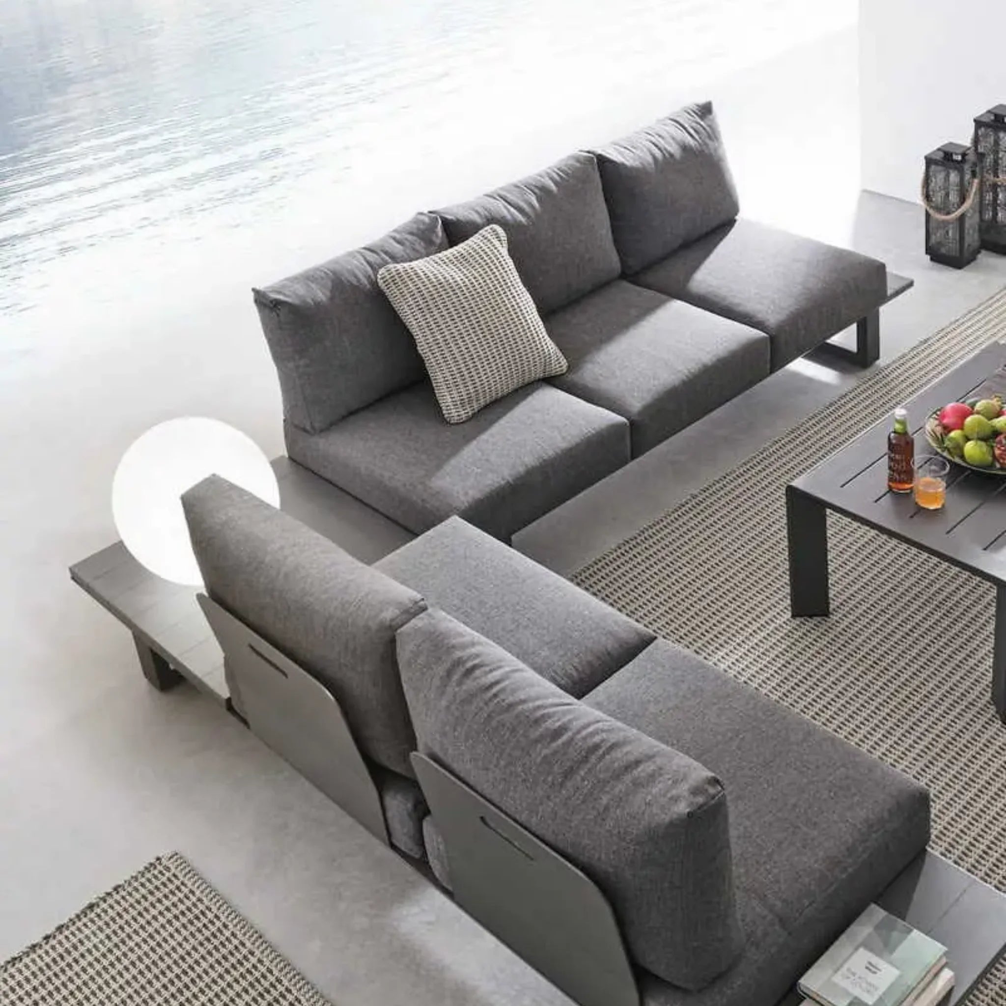 Bizzotto Eckgruppe Garten Konnor Anthrazit Lifestyle Nahansicht Ecksofa mit Deko-Kissen und Beistelltisch