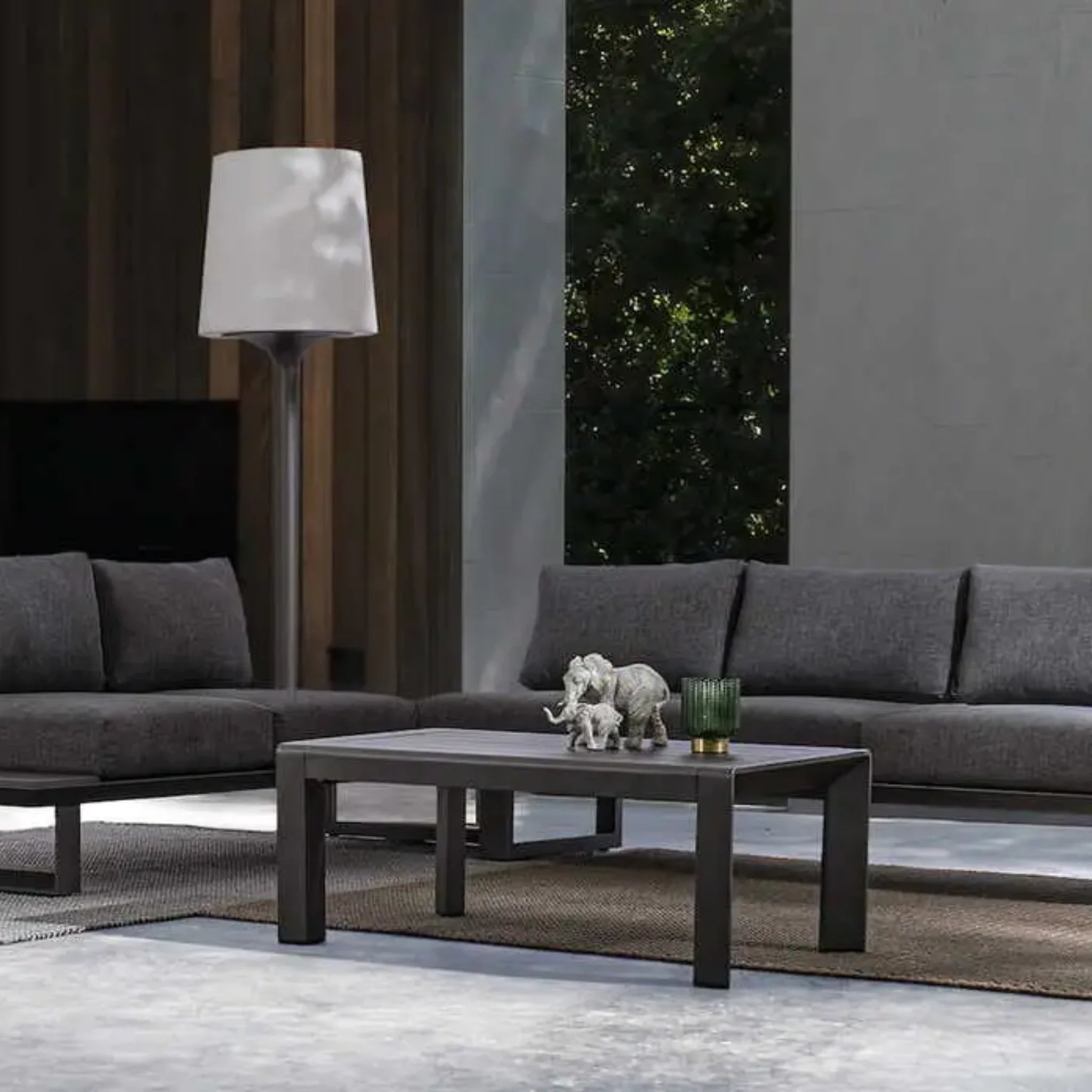 Bizzotto Eckgruppe Garten Konnor Anthrazit Lifestyle Wohnzimmer mit Ecksofa Couchtisch und Stehlampe
