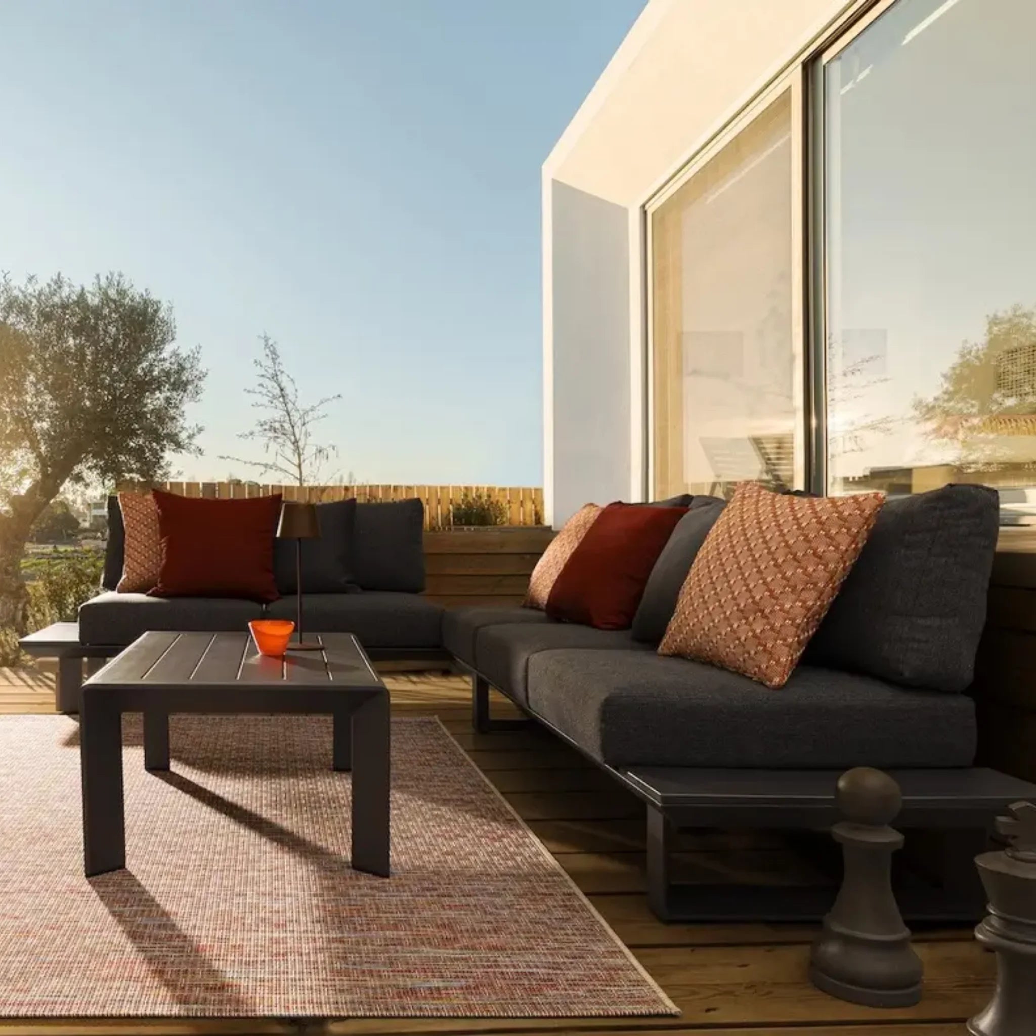 Bizzotto Eckgruppe Garten Konnor Anthrazit Lifestyle auf Terrasse mit Deko-Kissen und Couchtisch