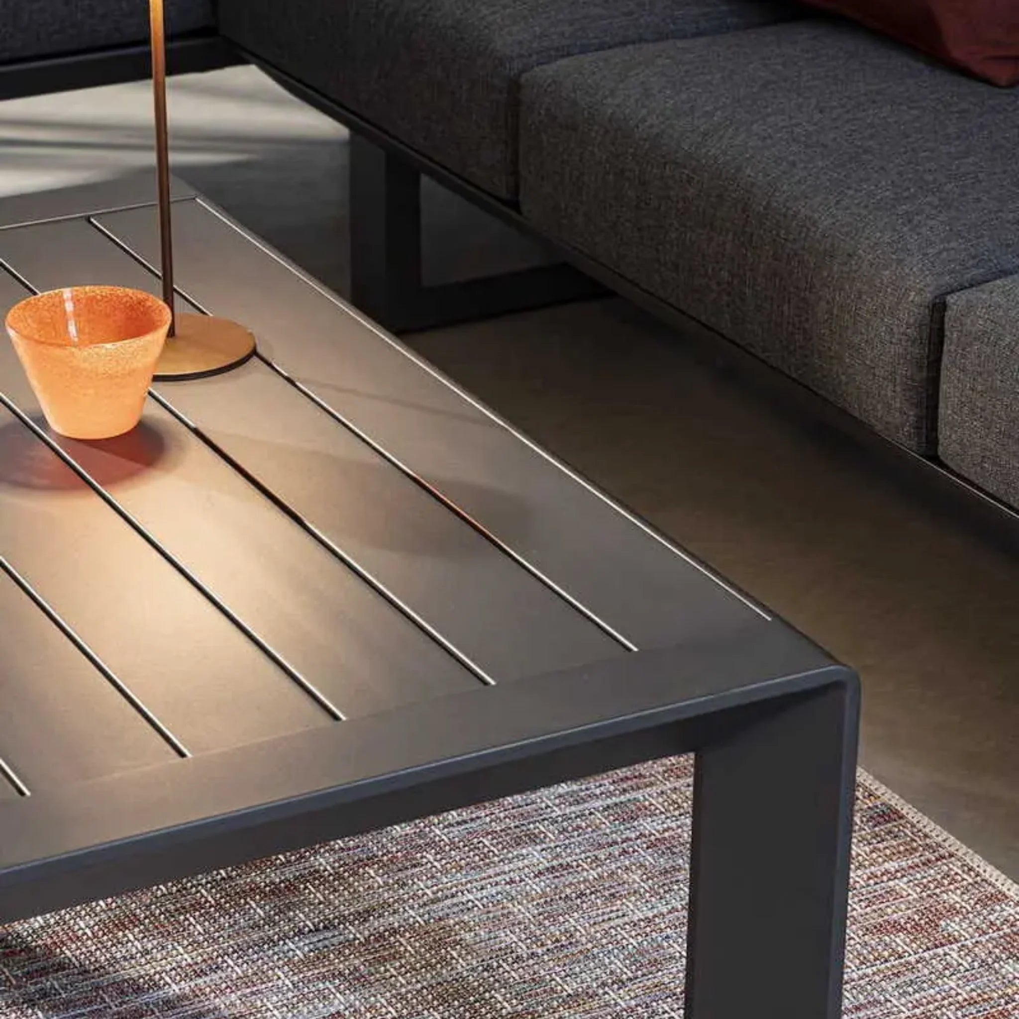 Bizzotto Eckgruppe Garten Konnor Anthrazit Couchtisch Detailansicht Latten-Tischplatte mit Deko