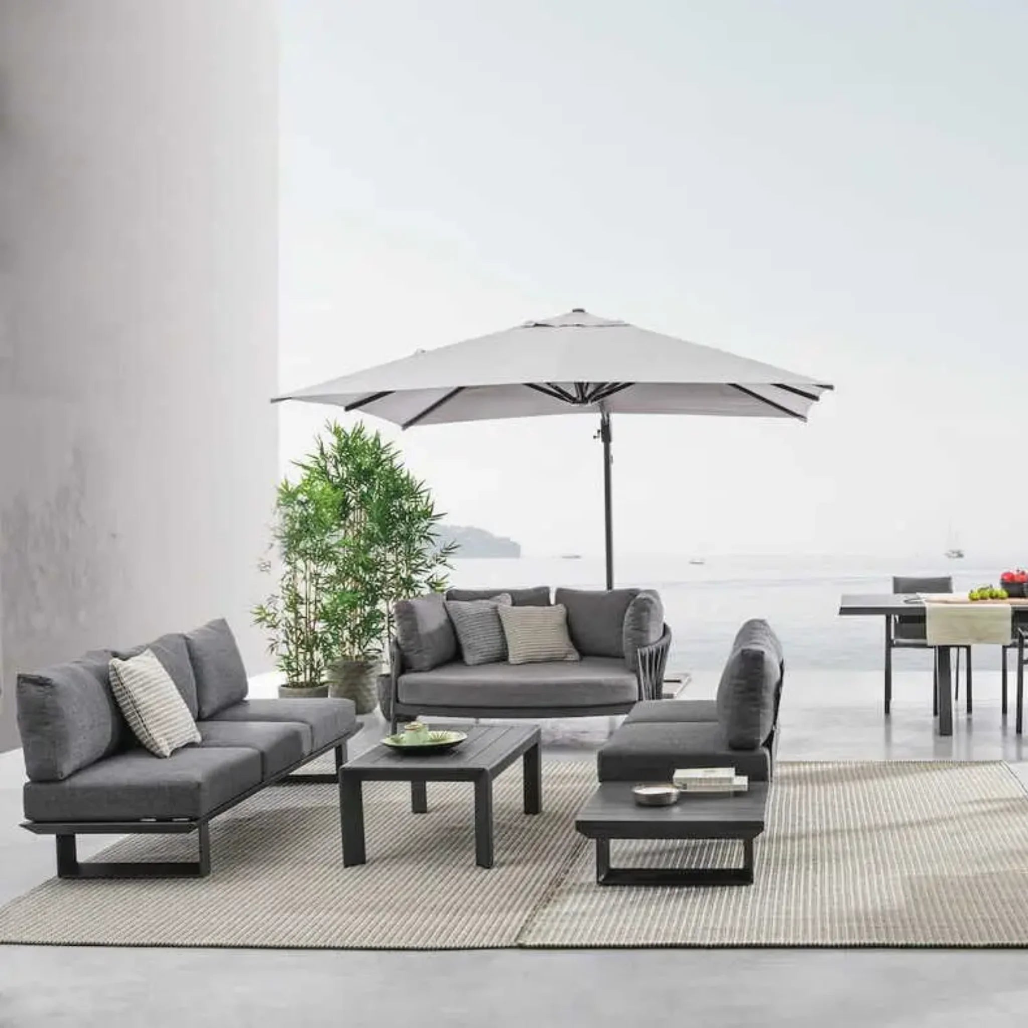 Bizzotto Eckgruppe Garten Konnor Anthrazit Lifestyle Terrasse mit Sonnenschirm Sofa Sesseln und Couchtisch