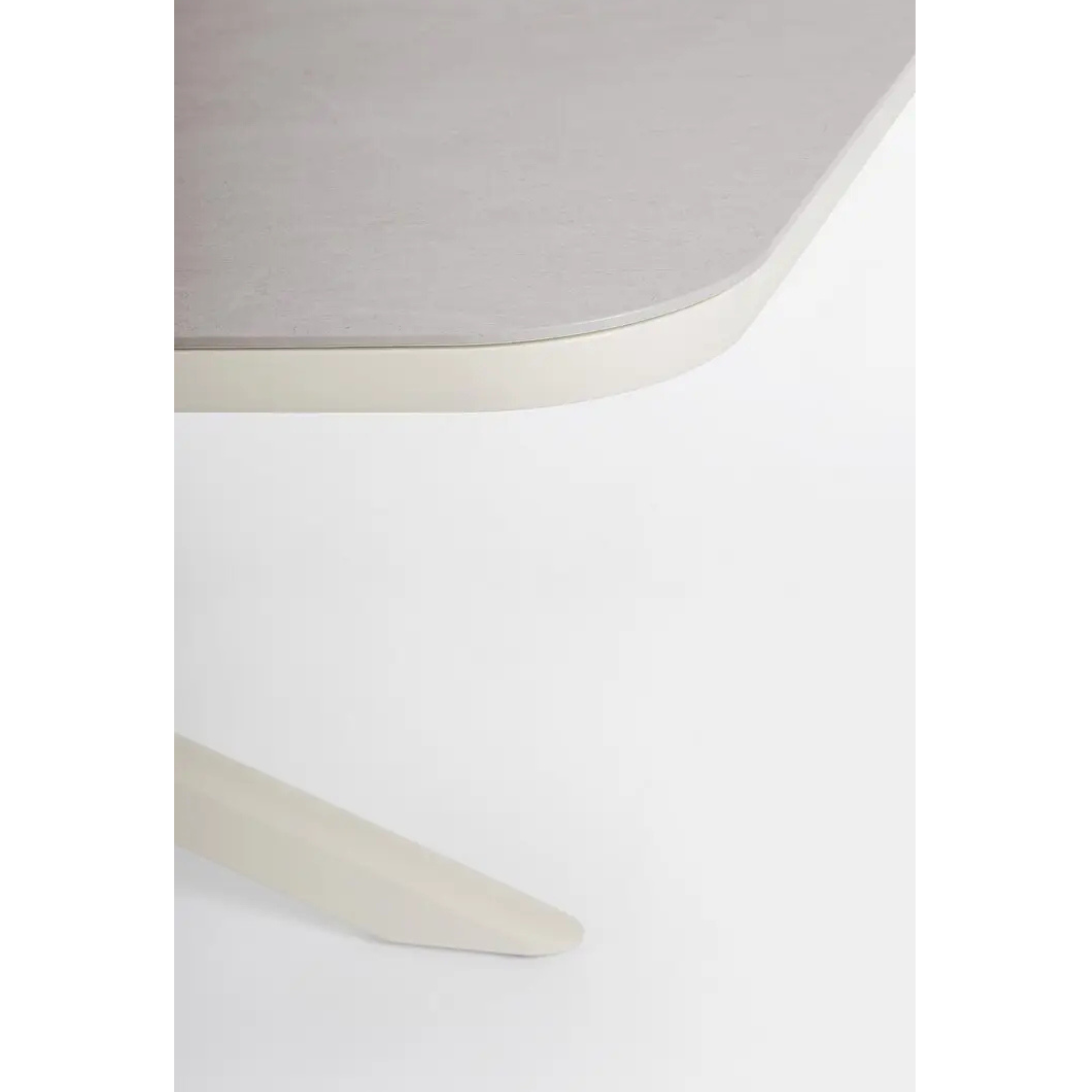 Detailansicht Gartentisch Isacco mit Tischplatte in Betonoptik und weissem Metallfuss