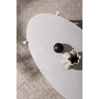 Bizzotto Gartenlounge Miravet Couchtisch Weiss oval Draufsicht mit Deko-Vasen auf Teppich