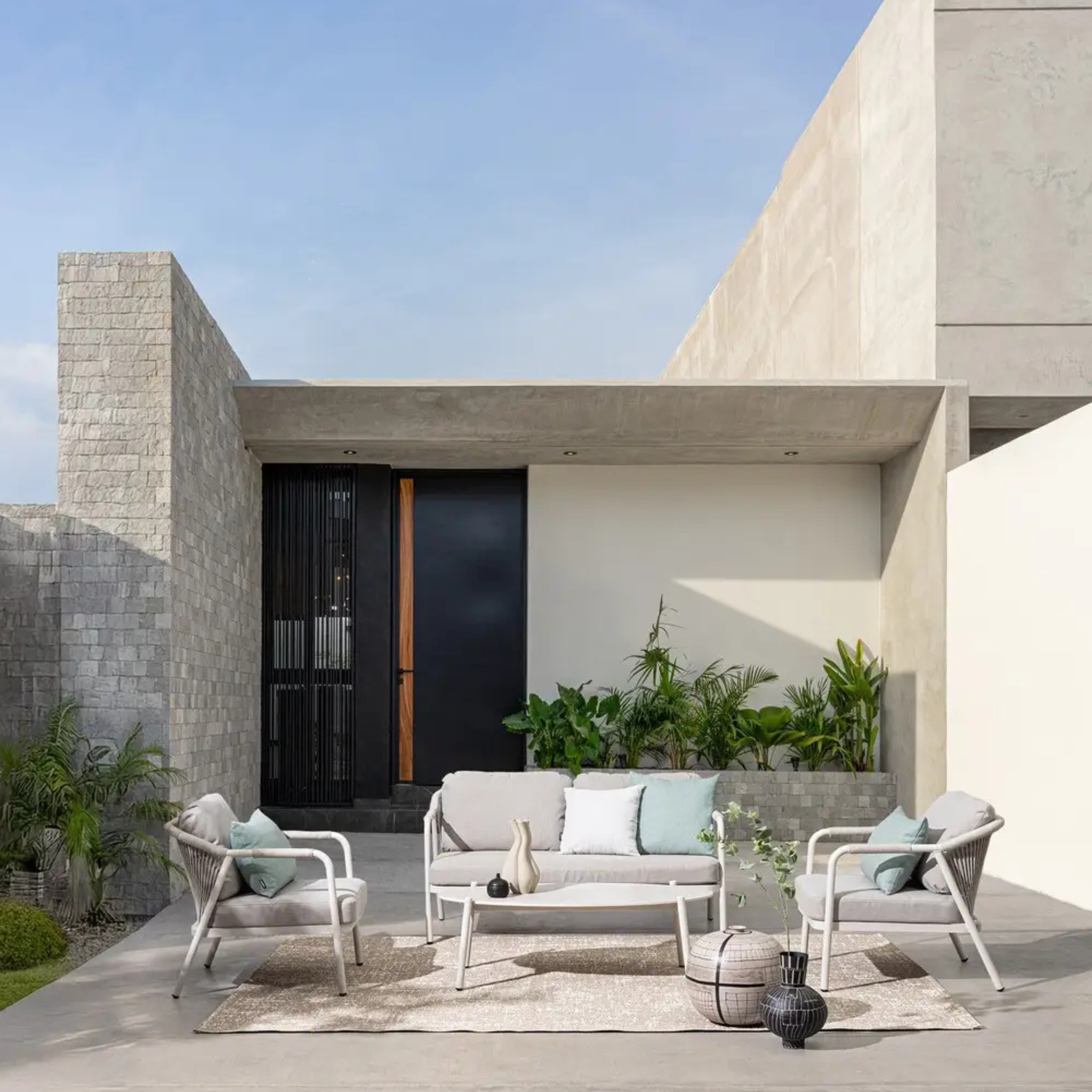 Bizzotto Gartenlounge Miravet Set in Weiss auf moderner Terrasse mit Sofa Sesseln und Couchtisch