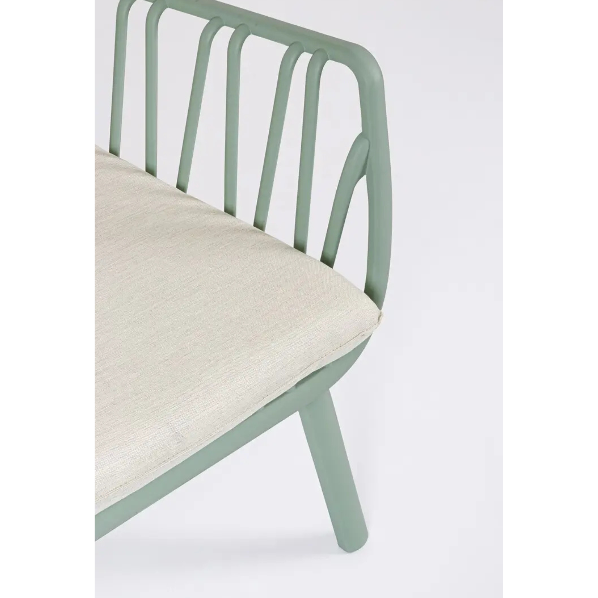 Bizzotto Lounge Nixie Salbei Sessel Detailansicht Sprossen-Rueckenlehne und Polster Salbeigruen