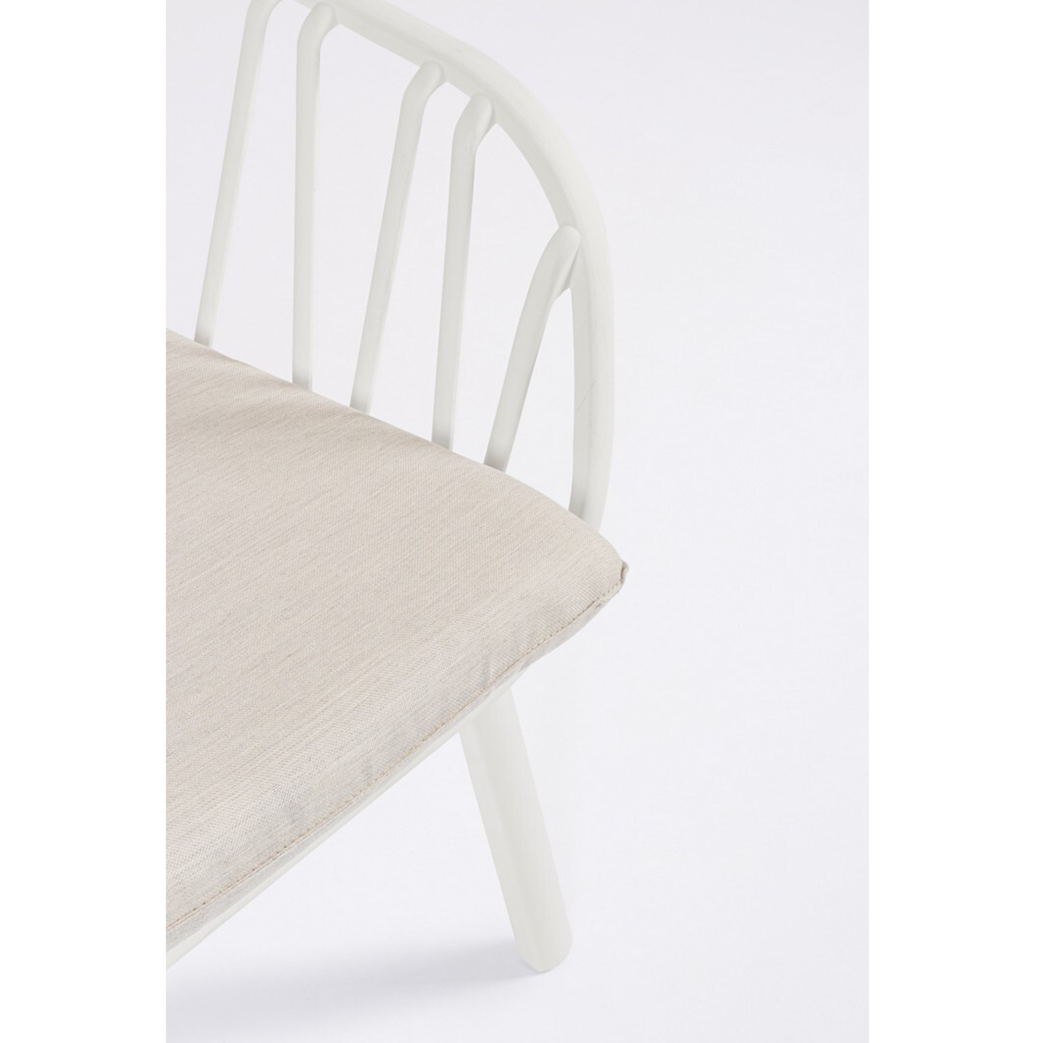 Bizzotto Lounge Nixie Salbei Weiss Sessel Detailansicht Sprossen-Rueckenlehne und Polster