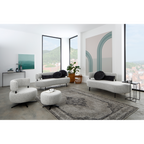 Modernes Wohnzimmer mit grauem Drehsessel Ponsel, Daybed und Ottomane in hellem Bouclé-Stoff