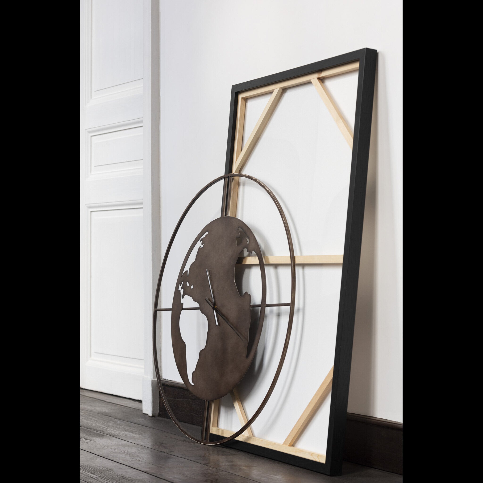 Horloge carte du monde en métal perforé L 90cm