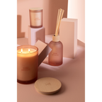 Jolipa Duftkerze Rose Réveuse mit Reed Diffuser in rosa Glasgefässen, brennende Kerze mit Holzdeckel