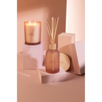 Jolipa Duftspender Rose Réveuse mit Rattan-Stäbchen und Duftkerze in rosé-frosted Glas