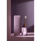 Jolipa Raumduft-Diffuser „Figue Frivole" in Rosa mit Stäbchen und Geschenkbox auf lila Hintergrund