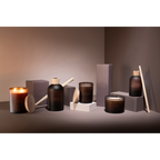 Vanille Gourmande Duftset mit Kerzen und Reed Diffuser in braunen Glasgefässen mit Holzdeckel