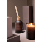 Jolipa Duftset Vanille Gourmande: Reed-Diffuser mit Holzdeckel, brennende Duftkerze und Geschenkbox in Dunkelbraun