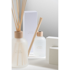 Jolipa Duftspender Fleur Blanche in weißem Glasflakon mit Holzdeckel und Rattan-Stäbchen, inkl. Geschenkbox