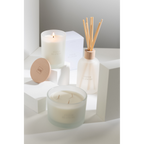 Jolipa Duftset Fleur Blanche: Kerze, Raumduft-Diffuser mit Stäbchen und Holzdeckel in elegantem Weiß