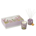 Jolipa Walk in the Woods Geschenkset Rosa: Duftkerze und Reed Diffuser mit floralem Muster in lila Gläsern