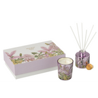 Jolipa Walk in the Woods Geschenkset Rosa: Duftkerze und Reed Diffuser mit floralem Muster in lila Gläsern