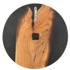 Rückseite einer runden Wanduhr aus Akazienholz mit schwarzem Epoxidharz, Uhrwerk und Wandhalterung sichtbar