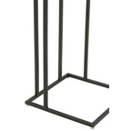 Beistelltisch Jolipa mit schwarzem Metallgestell, quadratische Basis mit Gummifüssen, Detailansicht