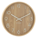 Runde Wanduhr aus hellem MDF-Holz mit cremefarbenen Ziffern und Zeigern, skandinavisches Design, J-Line o'clock