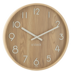 Runde Wanduhr aus hellem MDF-Holz mit cremefarbenen Ziffern und Zeigern, skandinavisches Design, J-Line o'clock
