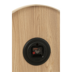 Rückseite einer Wanduhr aus hellem MDF-Holz mit schwarzem Uhrwerk und rotem Einstellrad