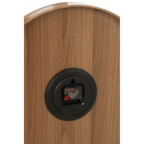 Rückseite einer Wanduhr aus dunklem MDF-Holz mit schwarzem Quarzuhrwerk und rotem Einstellknopf