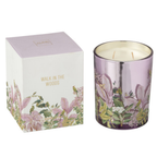 Jolipa Duftkerze Walk in the Woods mit Verpackung, Aromakerzeaus Glas mit Blumenmotiv.