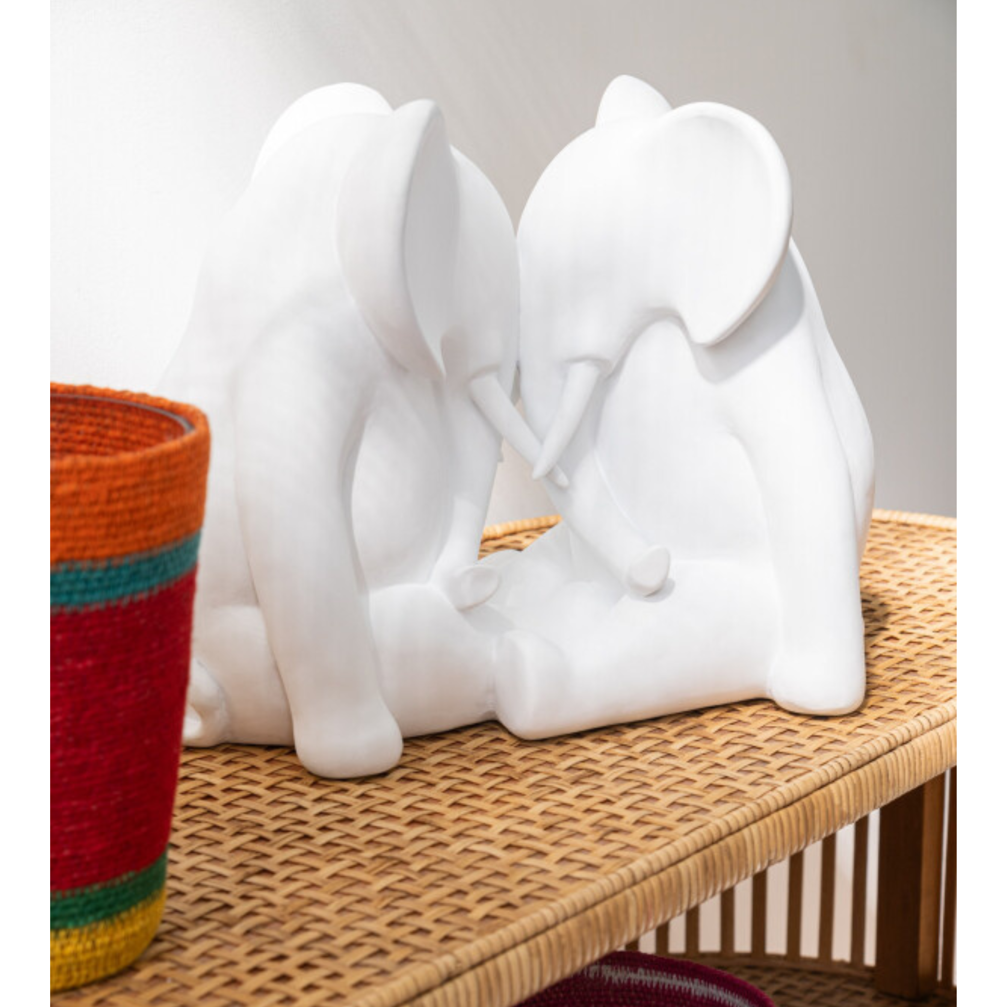 Weiße Elefanten Figur "Face to Face" von Jolipa - moderne Deko für Ihr Zuhause