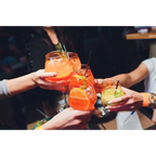 Anstoßen mit bunten Cocktails: Zwiesel Kristallglas Afterwork Drinks Set mit 4 Bechern beim geselligen Umtrunk