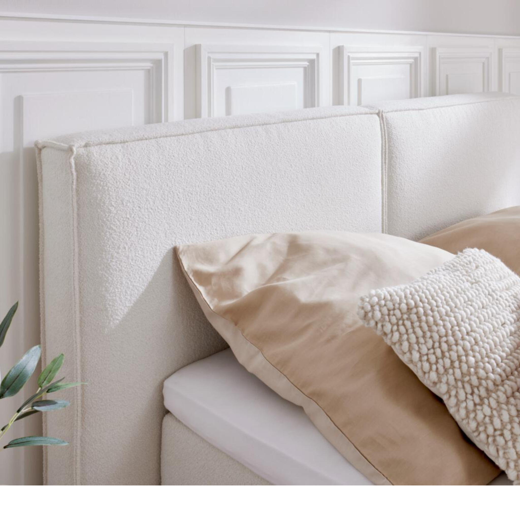 Fey Boxspring 180cm Alfor Vidar - Elegantes Polsterbett mit Textilkopfteil und hochwertigen Kissen in Creme.