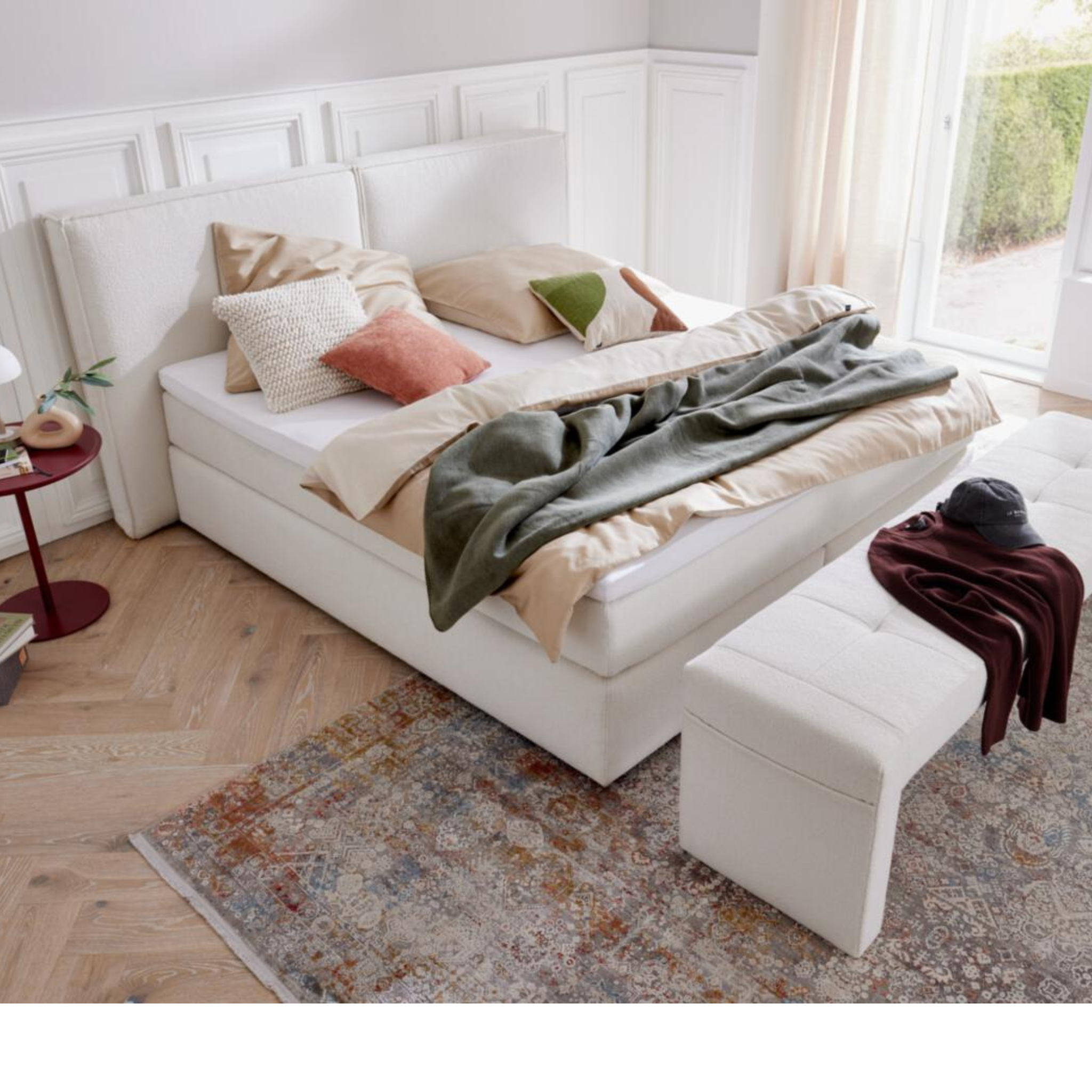 Modernes weißes Boxspringbett 180cm mit Stauraum und eleganter Polsterung im Schlafzimmer