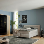 Modernes Boxspring-Bett 180cm Lofa Idun in Hellgrau mit blauer Wandfarbe und Holzboden