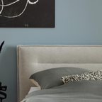 Modernes Boxspringbett 180cm Lofa Idun mit Leinen-Kopfteil und grauen Kissen im Schlafzimmer.