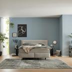 Fey Boxspring 180cm Lofa Idun: modernes Schlafzimmer mit grauer Wand und elegantem Boxspringbett