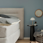 Fey Boxspring 180cm Lofa Idun – modernes Schlafzimmer mit grauem Polsterbett und stilvoller Einrichtung